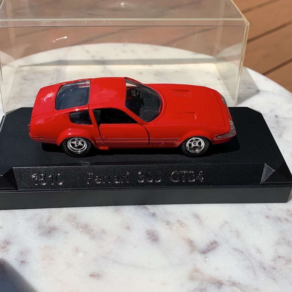 - SOLIDO- FERRARI 365 GTB4 -RED 1/43 # 1810 -BOXED. Never displayed or use…